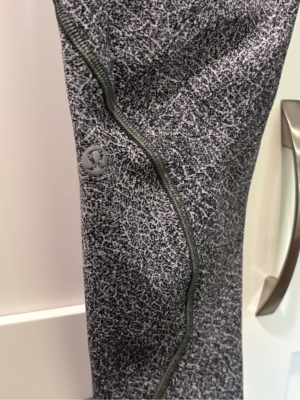 Lululemon Grey & Black Patterned Crop Leggings Size 8 - Picture 4 of 5